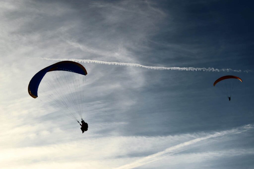 To personer som hopper i fallskjerm