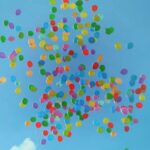 Fargerike ballonger mot blå himmel