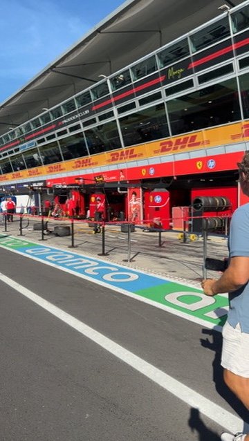 Pit lane på Monza med Ferrari-garasjen
